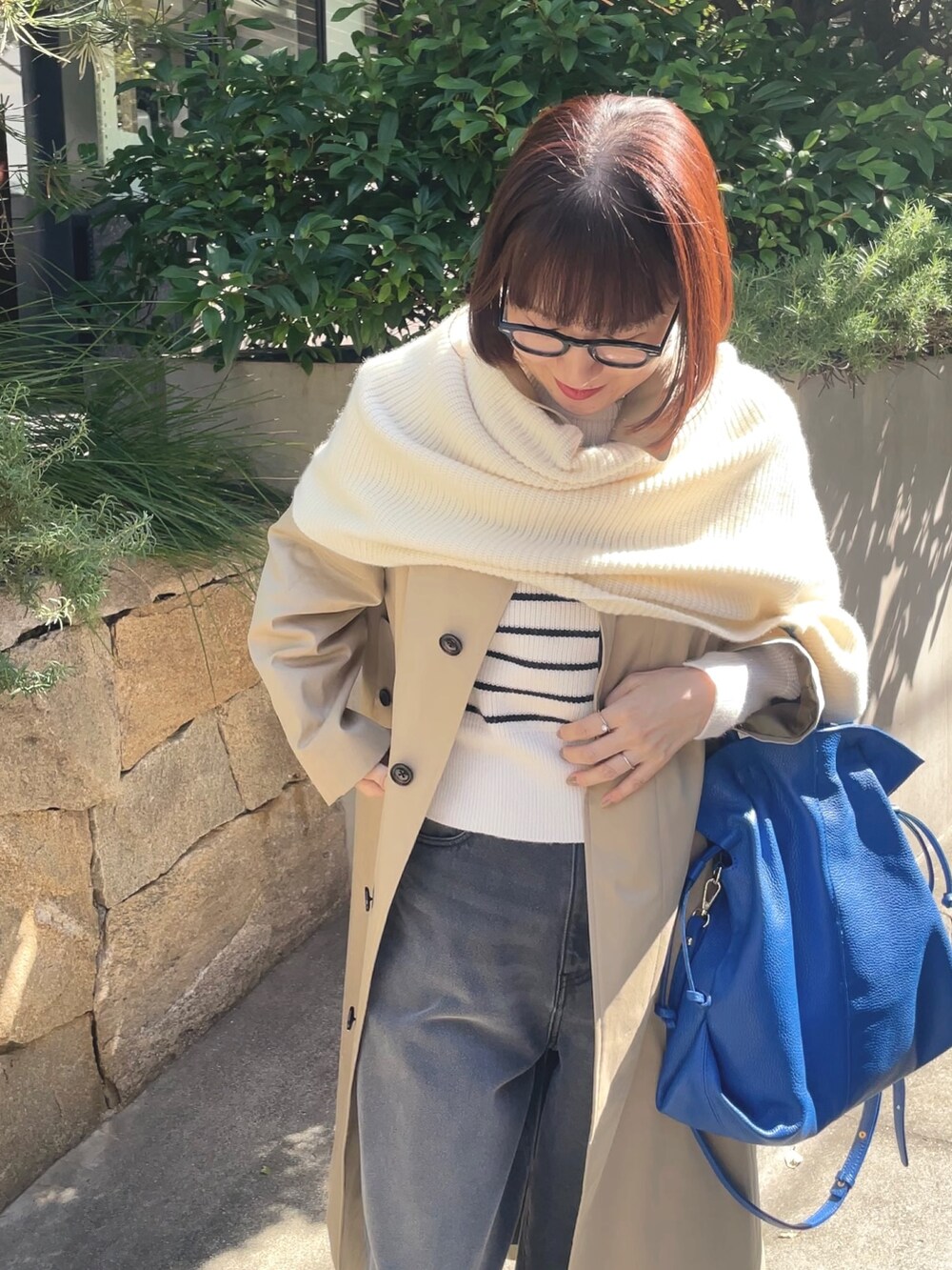 「メガネ女子、休日スタイル、秋冬コーデ、デニム、ビッグシルエット、コート、ポンチョ、バルマカーンコート、ステンカラーコート、トレンチコート、レイヤードスタイル、ベージュ、ベージュコート」|「NOLLEY’SのNMPバルマカンコート(その他アウター、ベージュ系)」を使った、yamaguchiさん(レディース・163cm)の秋コーディネートの3枚目の写真