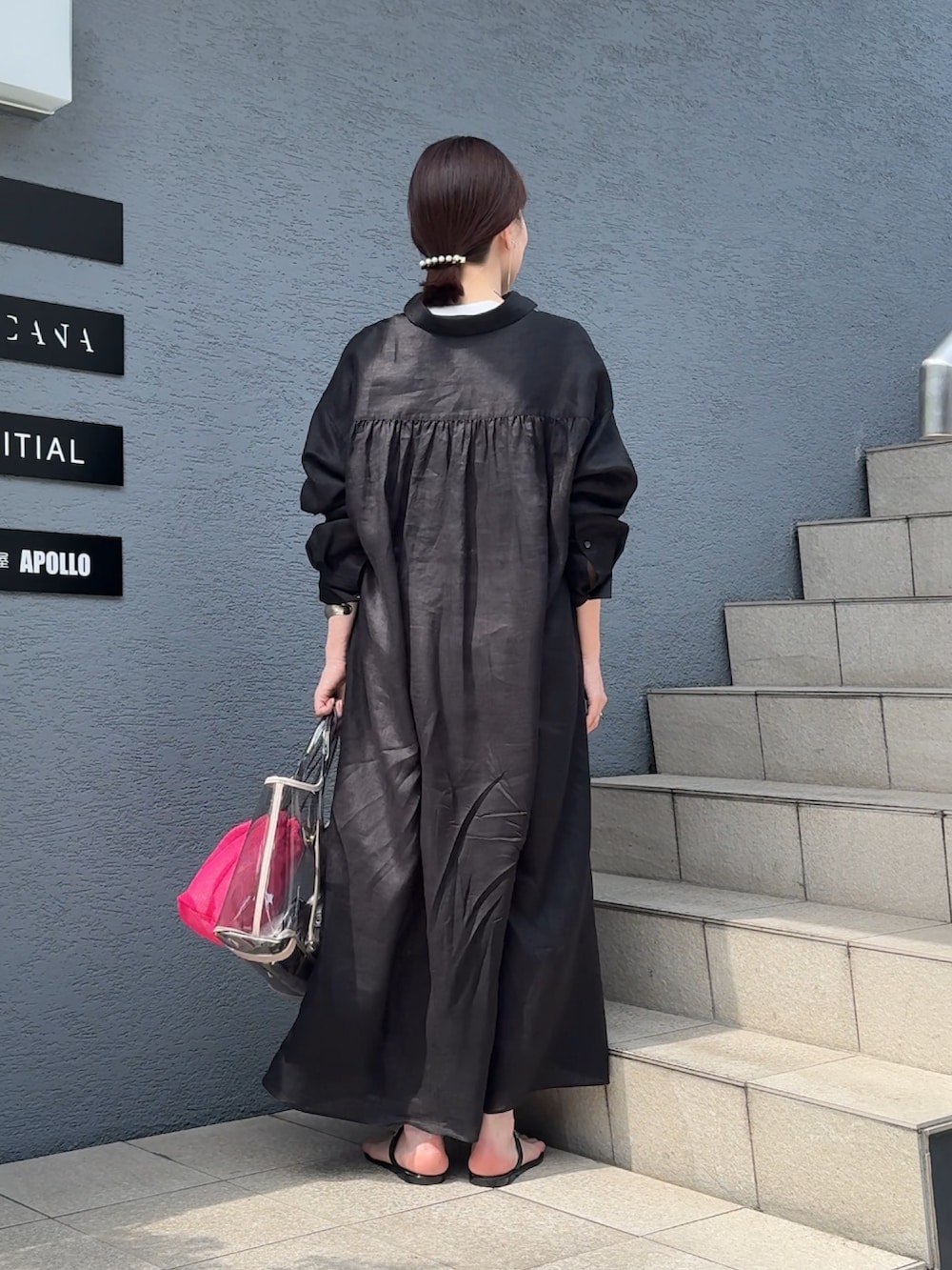 ベージュ系のトートバッグ、ブラック系のシャツワンピース、ブラウン系のバレッタ/ヘアクリップを着用したレディースの春コーディネートの7枚目の写真
