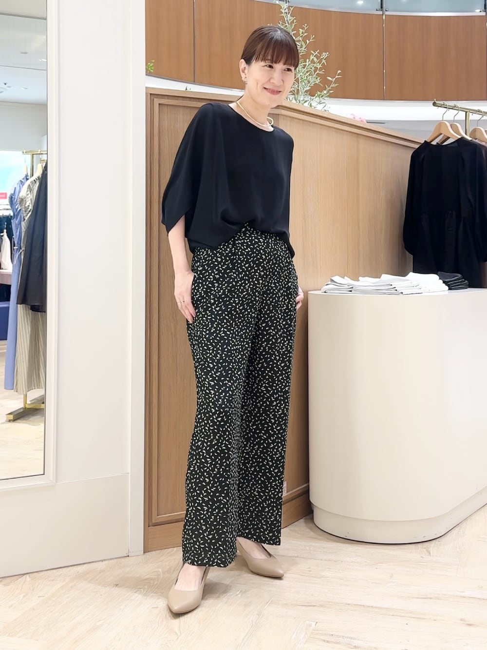 ブラック系のシャツ/ブラウス、ブラック系のその他パンツ、シルバー系のネックレスを着用したレディースの夏コーディネートの8枚目の写真