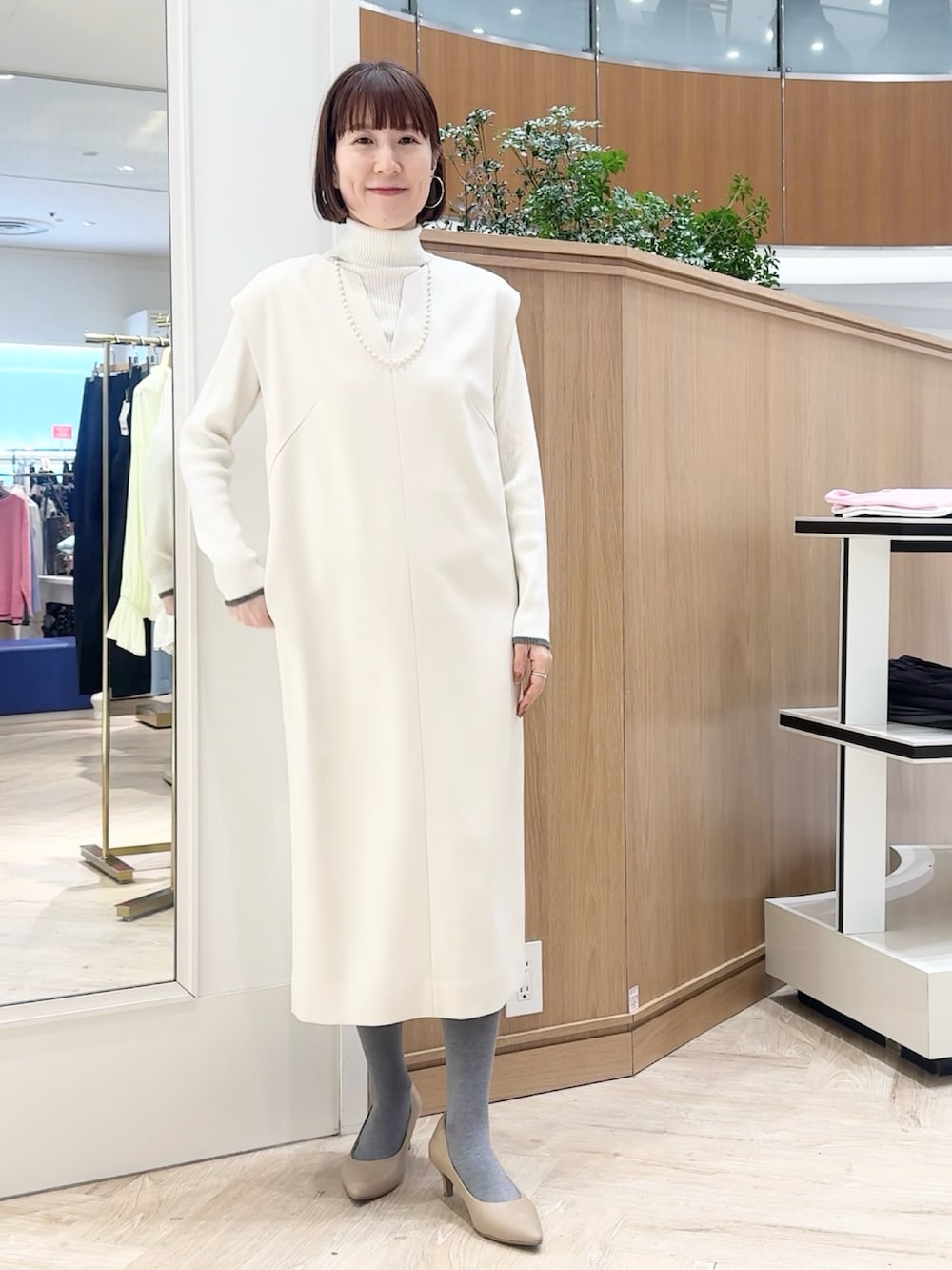 ホワイト系のその他トップス、ホワイト系のワンピース、ホワイト系のネックレスを着用したレディースの冬コーディネートの5枚目の写真