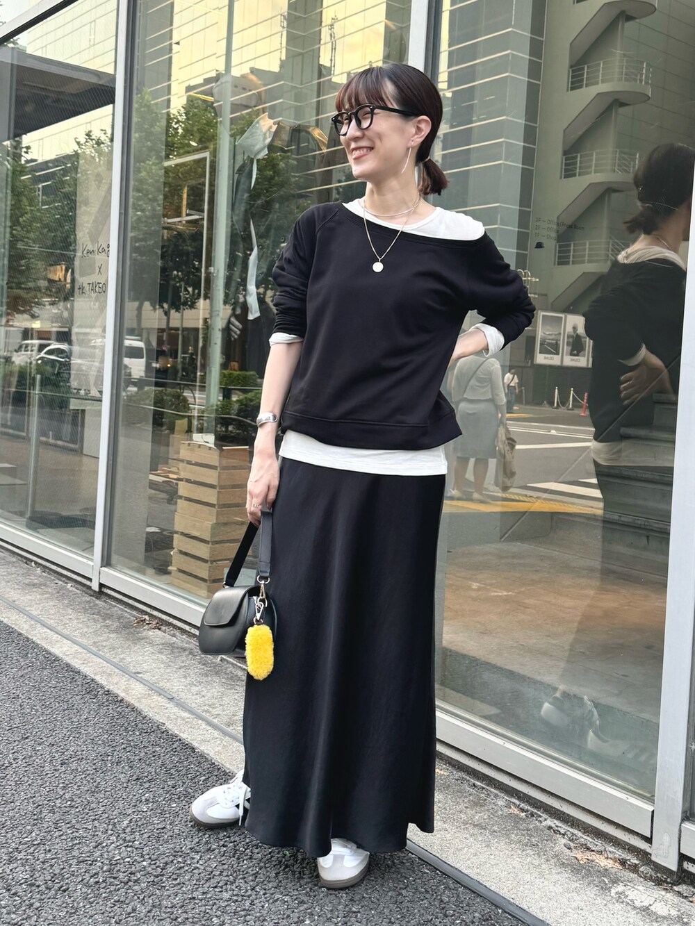 「スウェット、スカートスタイル、ロングスカート、モノトーン、ワントーンコーデ、黒コーデ、レイヤードスタイル、めがね、メガネ女子、秋っぽコーデ更新中、スニーカー、休日スタイル、秋のコーデ、コインネックレス」|「Lisa Conteのムートン刺繍チャーム made in Italy(チャーム、イエロー系)」を使った、yamaguchiさん(レディース・163cm)の秋コーディネートの6枚目の写真