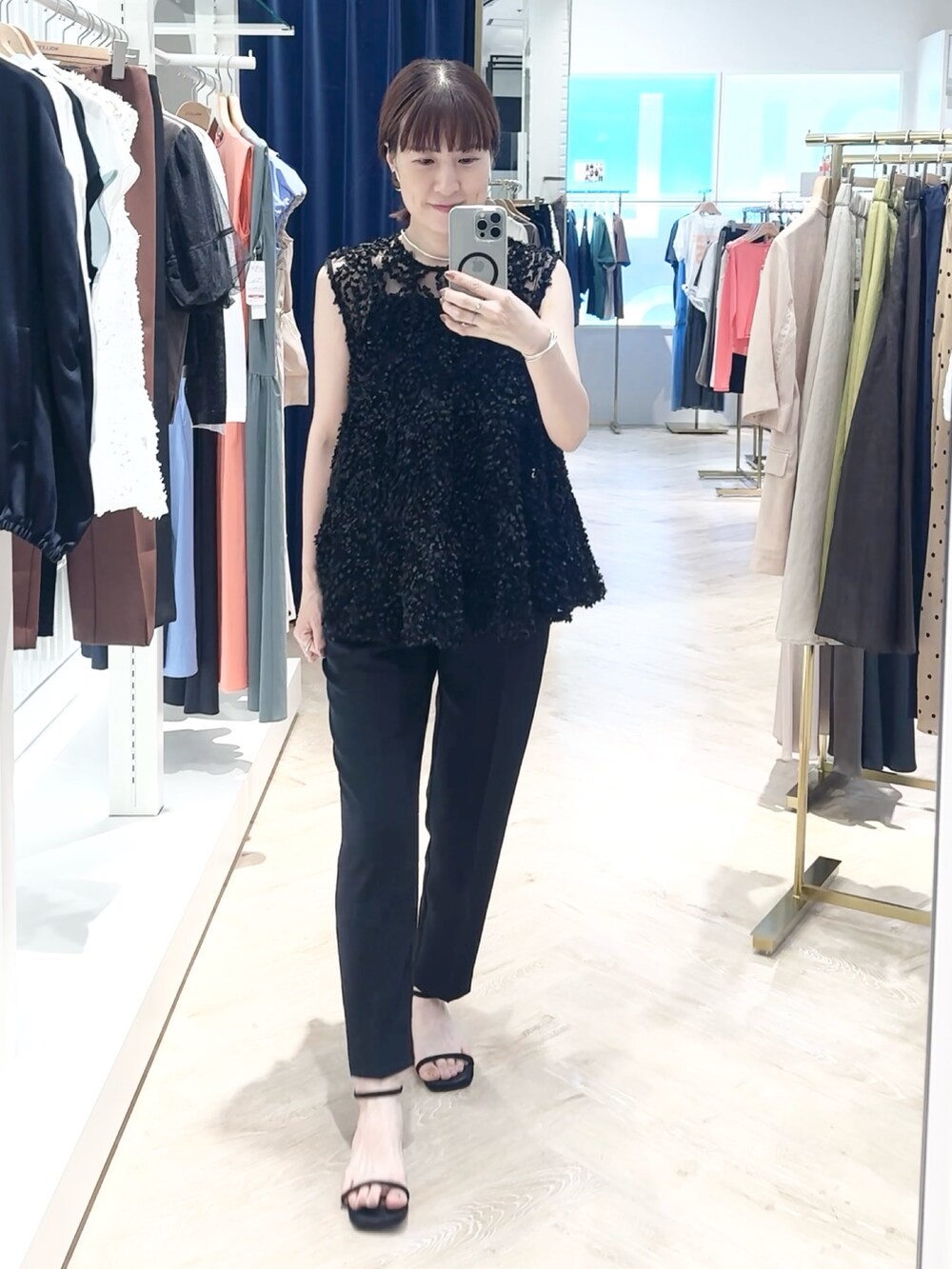 ブラック系のその他パンツ、ブラック系のシャツ/ブラウス、ブラウン系のバレッタ/ヘアクリップを着用したレディースの夏コーディネートの3枚目の写真