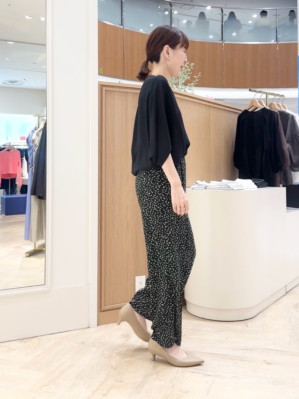 ブラック系のシャツ/ブラウス、ブラック系のその他パンツ、シルバー系のネックレスを着用したレディースの夏コーディネートの6枚目の写真