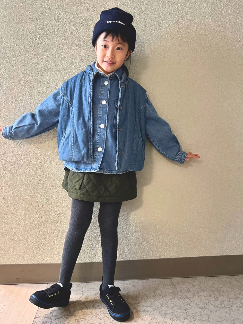 ブルー系のデニムジャケット、ブルー系のシャツ/ブラウス、グリーン系のスカートを着用したキッズの冬コーディネートの2枚目の写真