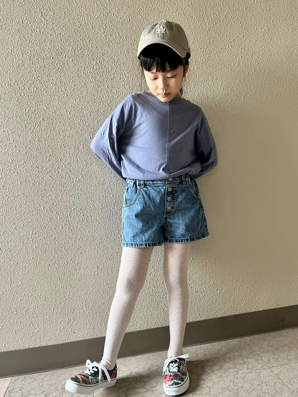 ブルー系のデニムパンツ、その他のスニーカー、ブルー系のTシャツ/カットソーを着用したキッズの春コーディネートの3枚目の写真