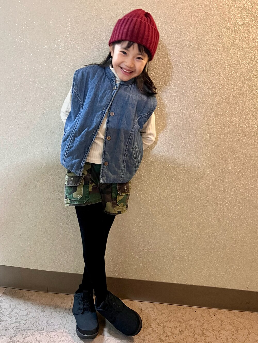 ブルー系のデニムジャケット、グリーン系のパンツ、ブラック系のブーツを着用したキッズの冬コーディネートの2枚目の写真