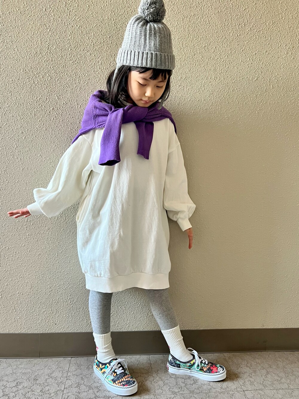 「淡色コーデ、ニット帽、カジュアルコーデ、キッズコーデ、ワンピース、VANS、スニーカー、おんなのこ、女の子コーデ、オーセンティック、ローリーズファーム(LOWRYS FARM)、春コーデ、ほめられ本命コーデ、シンプルコーデ」｜「ZARA KIDSのアイテム（ニットキャップ/ビーニー、グレー系）」を使った、pecocoさん（キッズ・120cm）の冬コーディネートの5枚目の写真