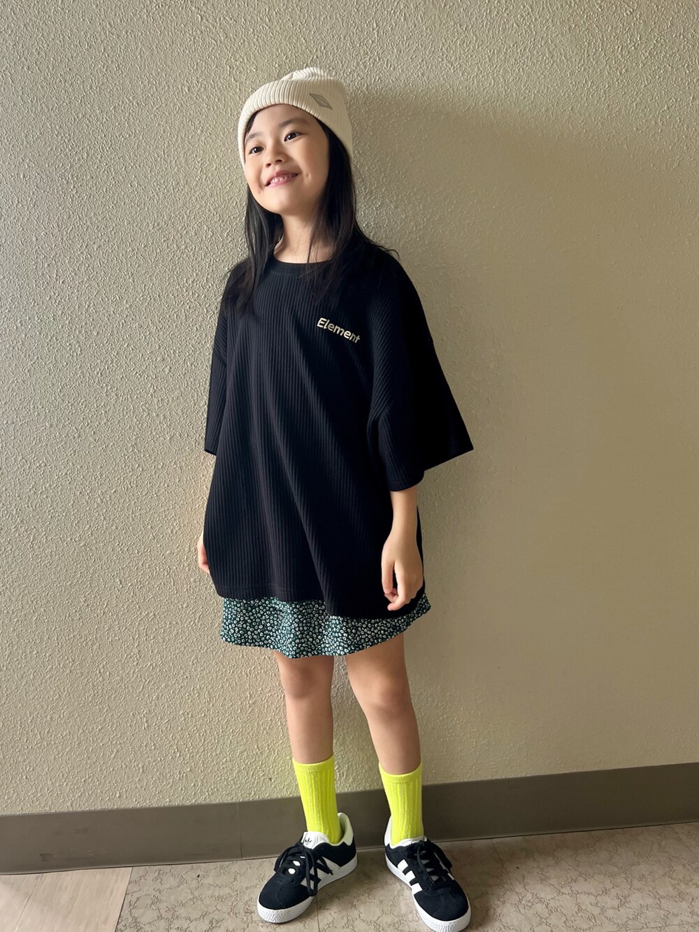 ブラック系のTシャツ/カットソー、グリーン系のスカート、ブラック系のスニーカーを着用したキッズの春コーディネートの4枚目の写真