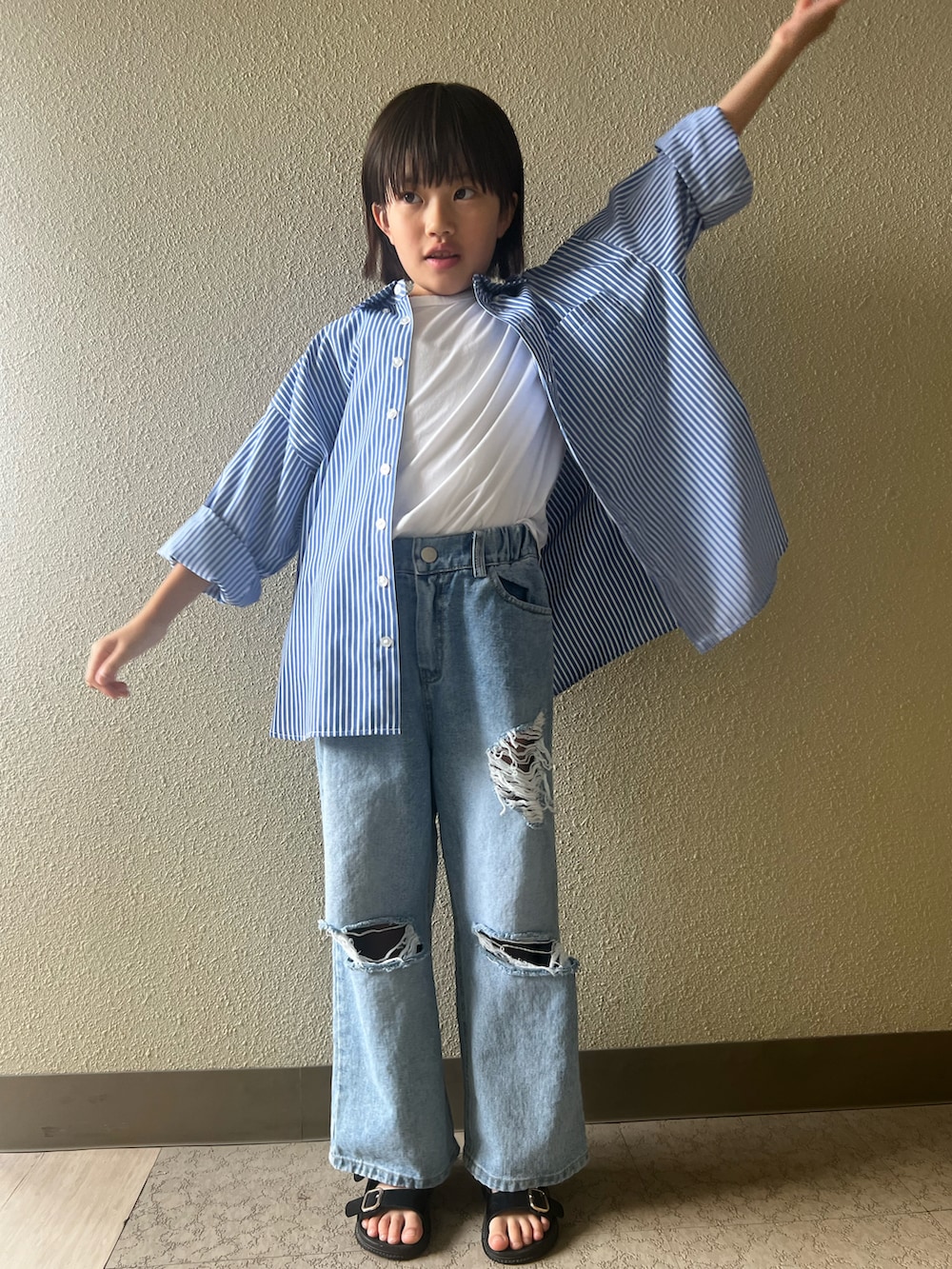 ブルー系のシャツ/ブラウス、ブルー系のデニムパンツを着用したキッズの春コーディネートの2枚目の写真