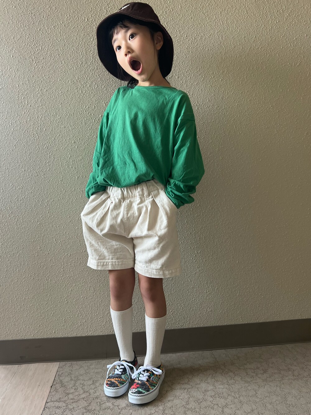 グリーン系のTシャツ/カットソー、ホワイト系のその他パンツ、その他のスニーカーを着用したキッズの春コーディネートの4枚目の写真