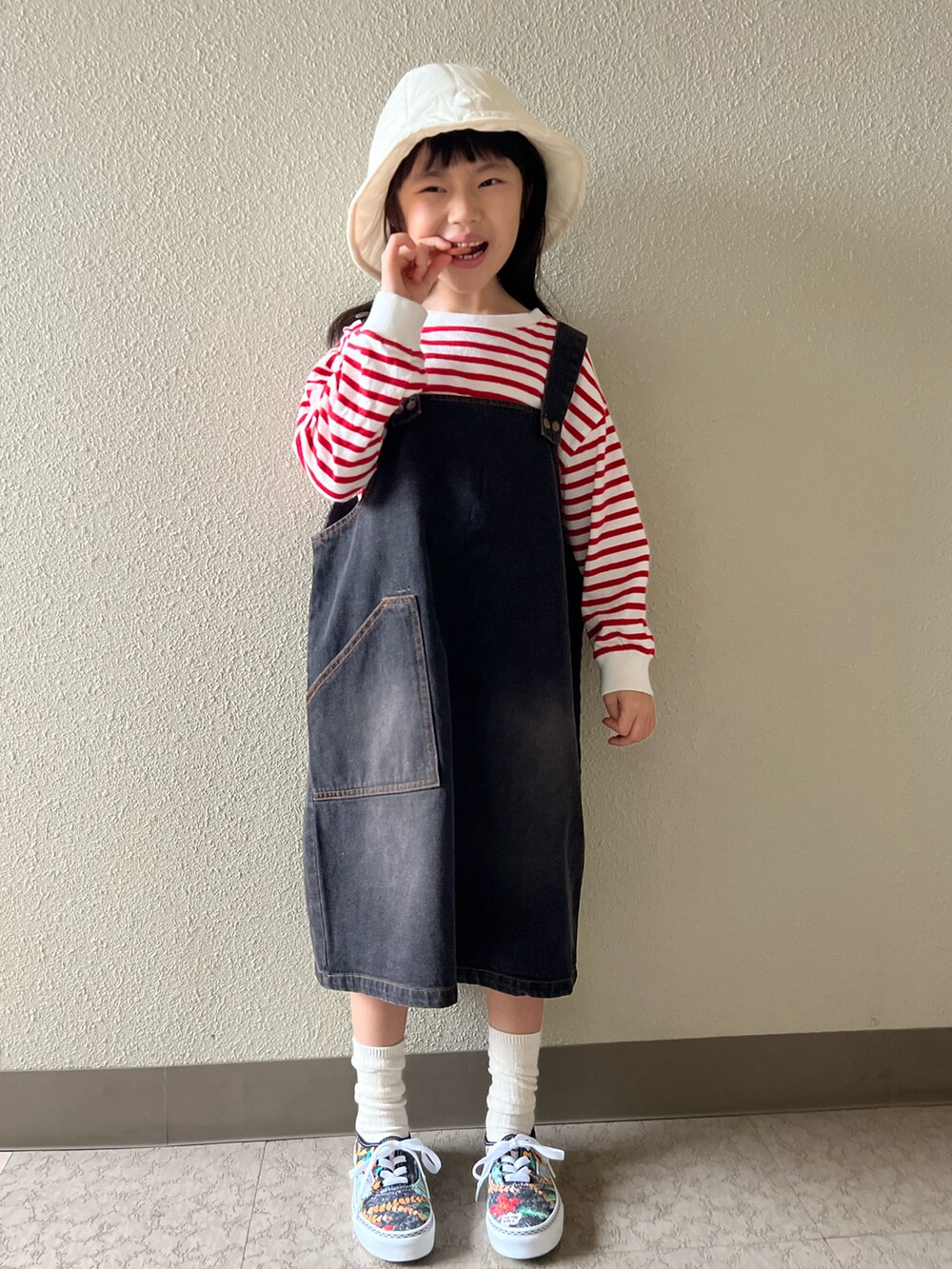 「キッズコーデ、スニーカーコーデ、おんなのこ、韓国子供服、lowrysfarmkids、ボーダー、チューリップハット、VANS、春服みてみて」｜「LOWRYS FARMのキルティングＨＡＴ　168096（ハット、ホワイト系）」を使った、pecocoさん（キッズ・120cm）の春コーディネートの3枚目の写真
