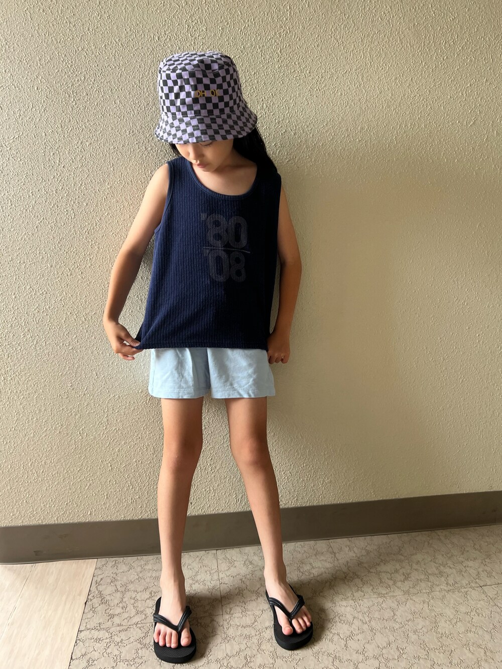 ブルー系のパンツ、ブルー系のタンクトップ、パープル系の帽子を着用したキッズの夏コーディネートの2枚目の写真