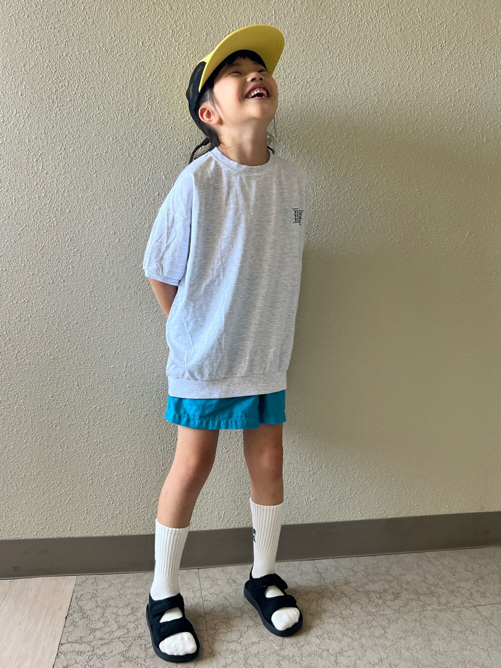 グレー系のTシャツ/カットソー、ブラック系のサンダル、ブルー系のパンツを着用したキッズの夏コーディネートの3枚目の写真