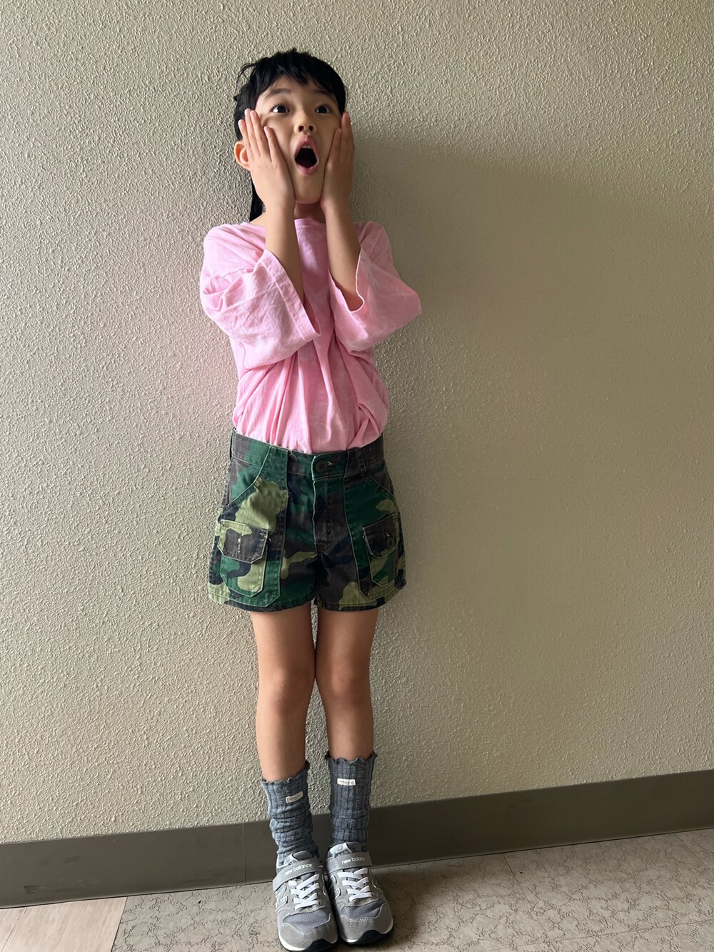 ピンク系のTシャツ/カットソー、グリーン系のパンツ、グレー系のスニーカーを着用したキッズの春コーディネートの4枚目の写真