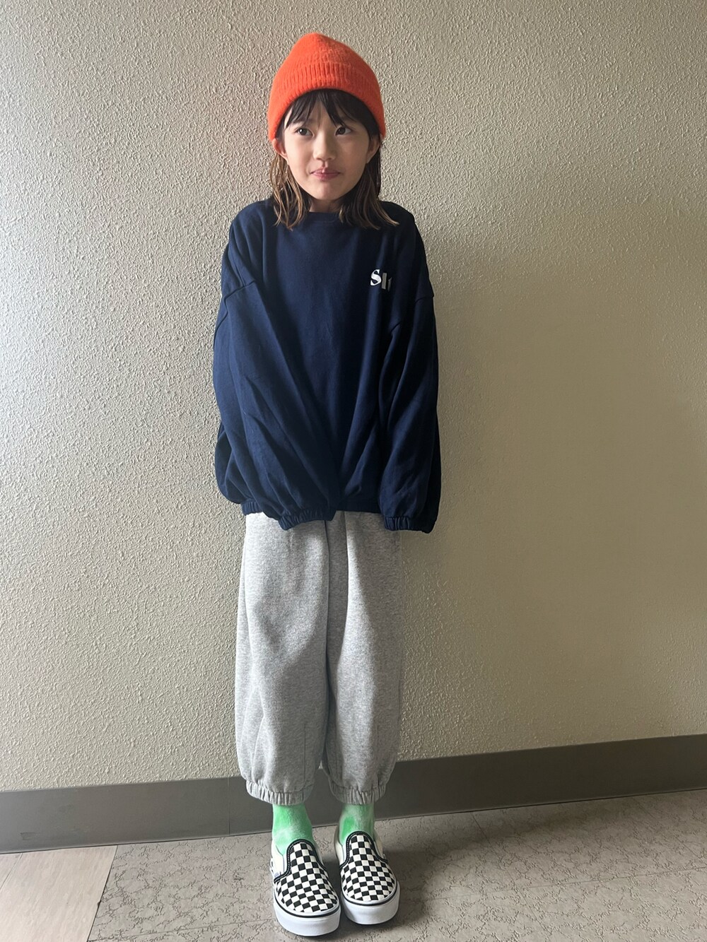 ブラック系のスウェットパンツ、ブラック系のスニーカー、ブルー系のスウェットを着用したキッズの冬コーディネートの2枚目の写真