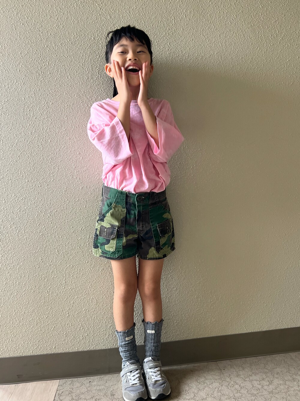 ピンク系のTシャツ/カットソー、グリーン系のパンツ、グレー系のスニーカーを着用したキッズの春コーディネートの3枚目の写真