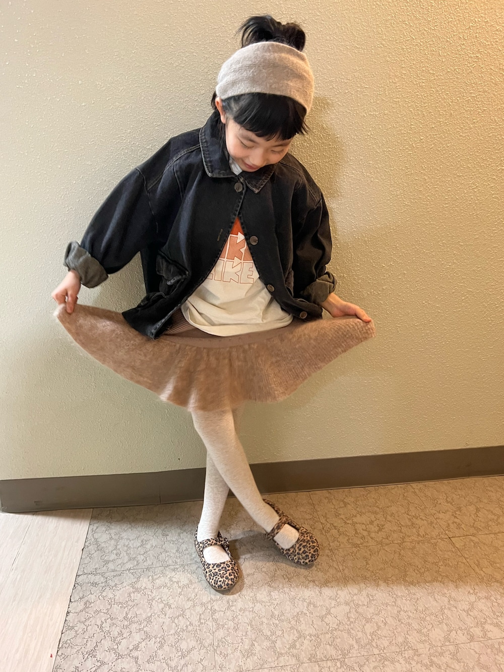 「女の子コーデ、ニット、冬コーデ、カジュアル、おんなのこ、ふわふわ、ストリート、タイツ、小学生、ヘアバンド、ミニスカート、ビッグシルエット、デニム、デニムジャケット、バレエシューズ」｜「韓国子供服のアイテム（デニムジャケット、ブラック系）」を使った、pecocoさん（キッズ・120cm）の冬コーディネートの3枚目の写真