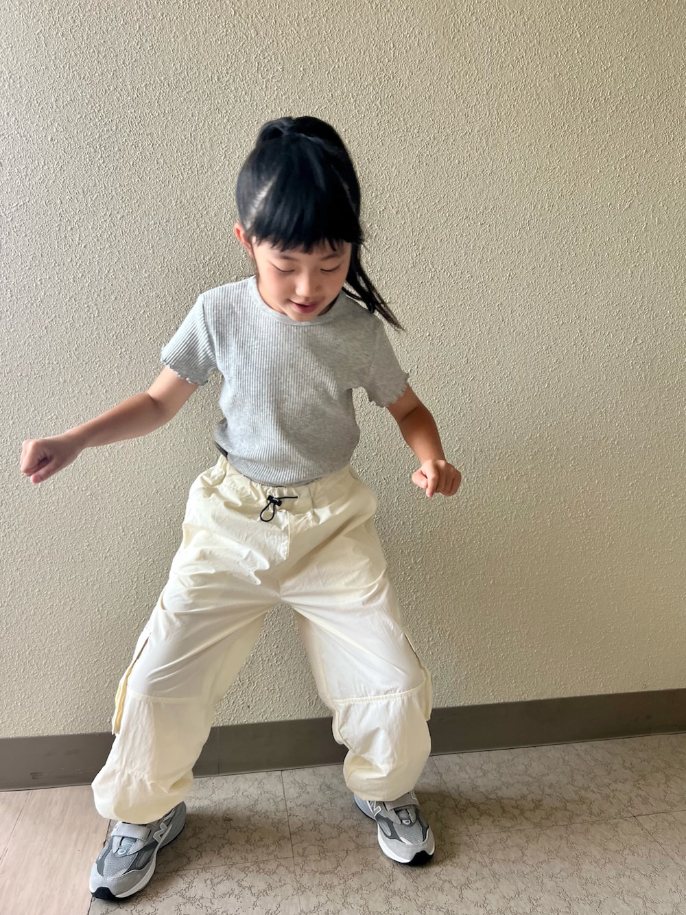 ホワイト系のその他パンツ、グレー系のスニーカーを着用したキッズの春コーディネートの3枚目の写真