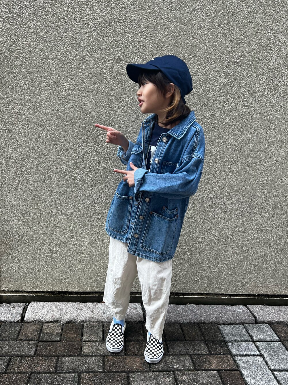 ホワイト系のカーゴパンツ、ブラック系のスニーカー、ブルー系のデニムジャケットを着用したキッズの春コーディネートの2枚目の写真
