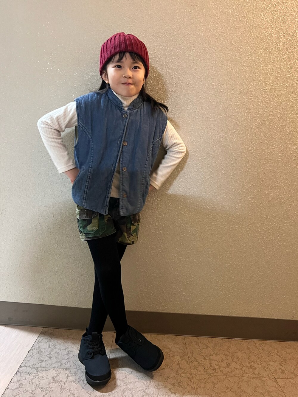 ブルー系のデニムジャケット、グリーン系のパンツ、ブラック系のブーツを着用したキッズの冬コーディネートの4枚目の写真