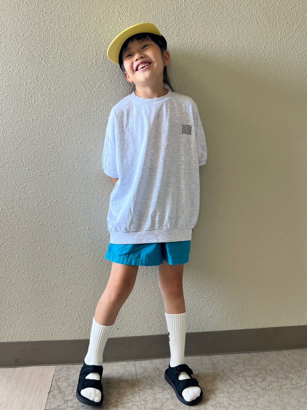 グレー系のTシャツ/カットソー、ブラック系のサンダル、ブルー系のパンツを着用したキッズの夏コーディネートの4枚目の写真
