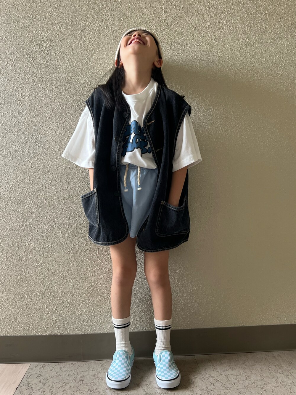 ホワイト系のTシャツ/カットソー、ブラック系のベスト、ブルー系のパンツを着用したキッズの春コーディネートの4枚目の写真