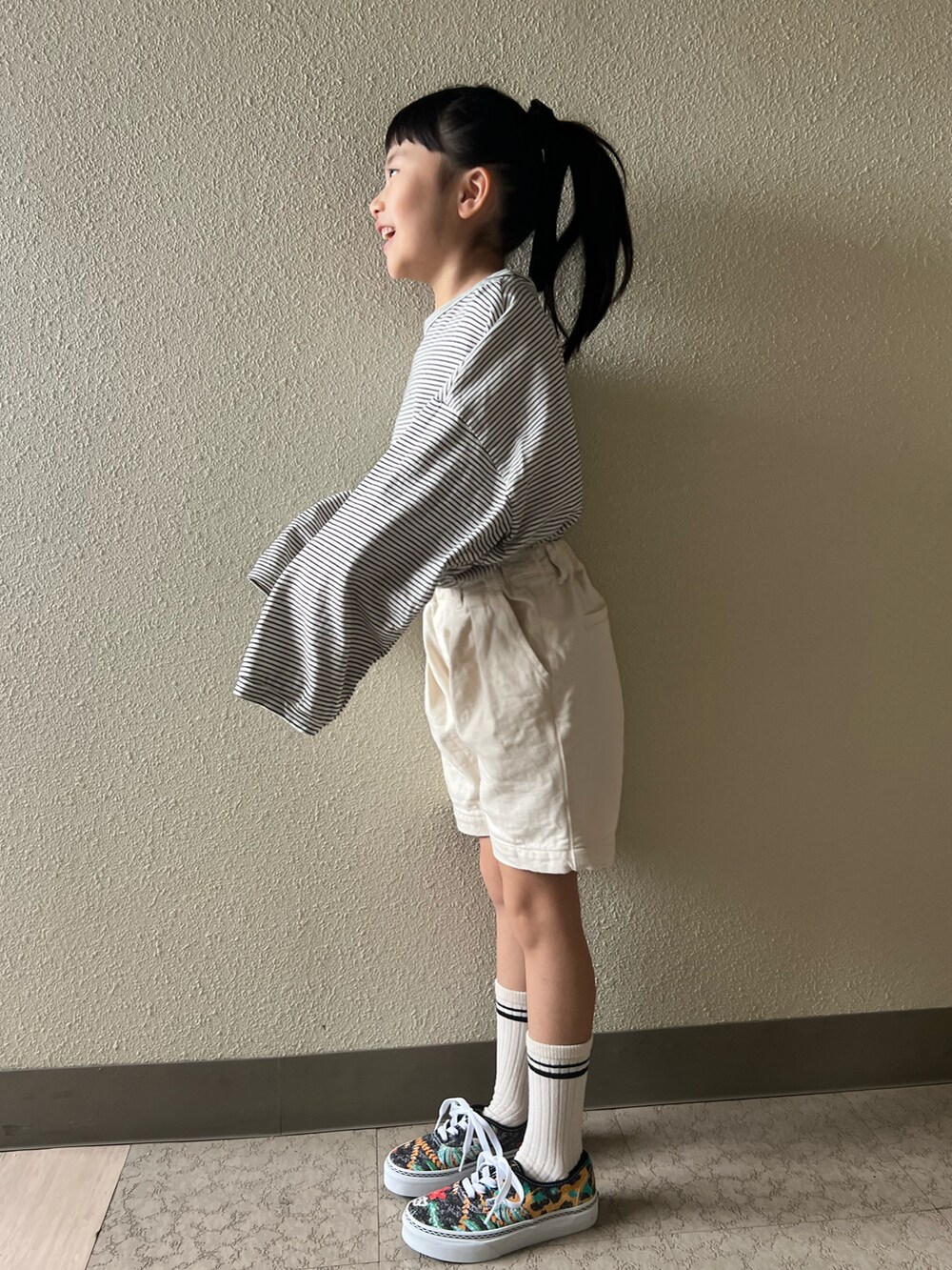 ホワイト系のその他パンツ、ホワイト系のTシャツ/カットソー、その他のスニーカーを着用したキッズの春コーディネートの3枚目の写真