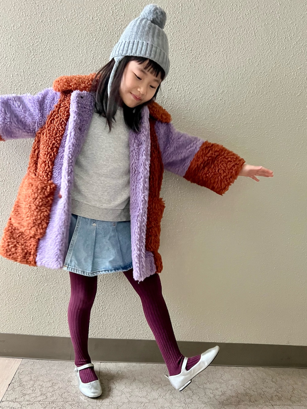 パープル系のジャケット/アウター、グレー系のスウェット、シルバー系のバレエシューズを着用したキッズの冬コーディネートの4枚目の写真