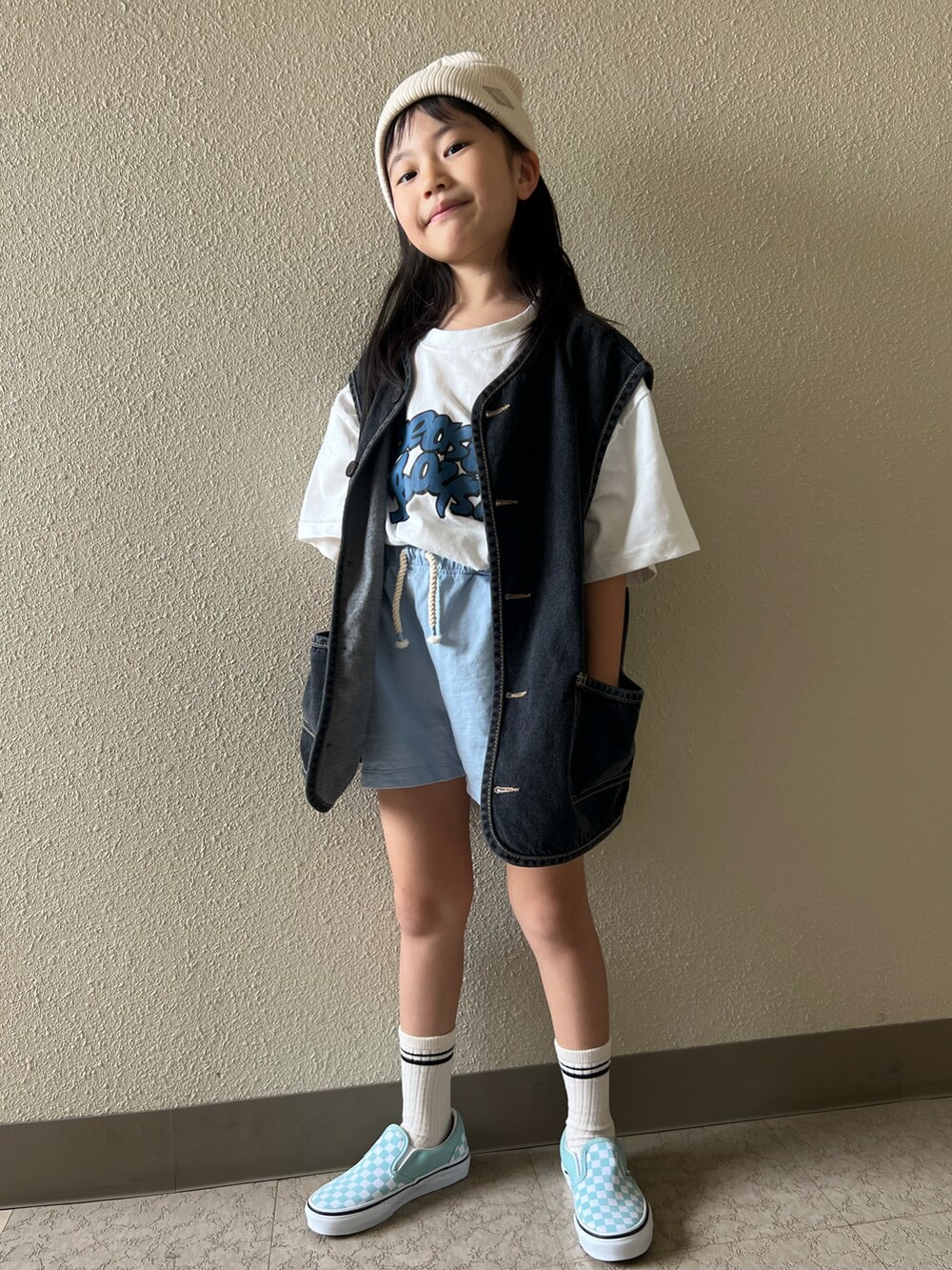 ホワイト系のTシャツ/カットソー、ブラック系のベスト、ブルー系のパンツを着用したキッズの春コーディネートの2枚目の写真