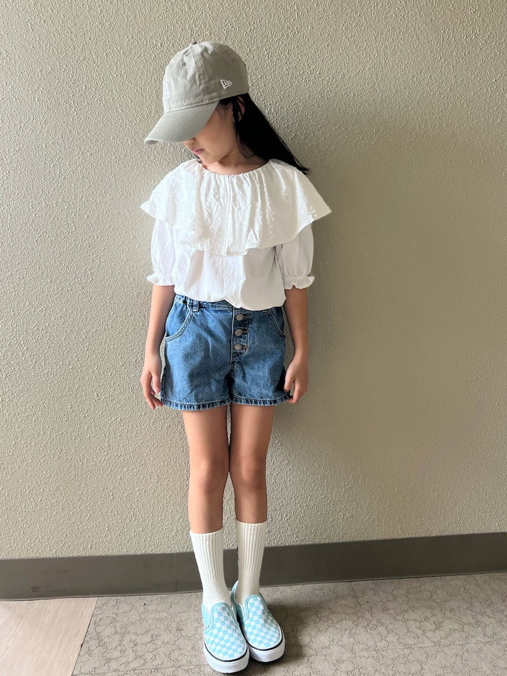 「カジュアルコーデ、ストリート、ストリートコーデ、デニム、デニムショートパンツ、ビッグカラー、スニーカー、VANS、二年生コーデ♡、キャップ、ニューエラ、おんなのこ、GU、スリッポン」｜「NEW ERAのニューエラキッズ キャップ Youth9TWENTY MLB（キャップ、ベージュ系）」を使った、pecocoさん（キッズ・120cm）の春コーディネートの3枚目の写真