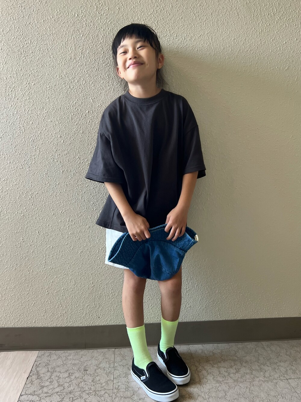 ブラック系のTシャツ/カットソー、ホワイト系のその他パンツ、ブラック系のスニーカーを着用したキッズの夏コーディネートの3枚目の写真