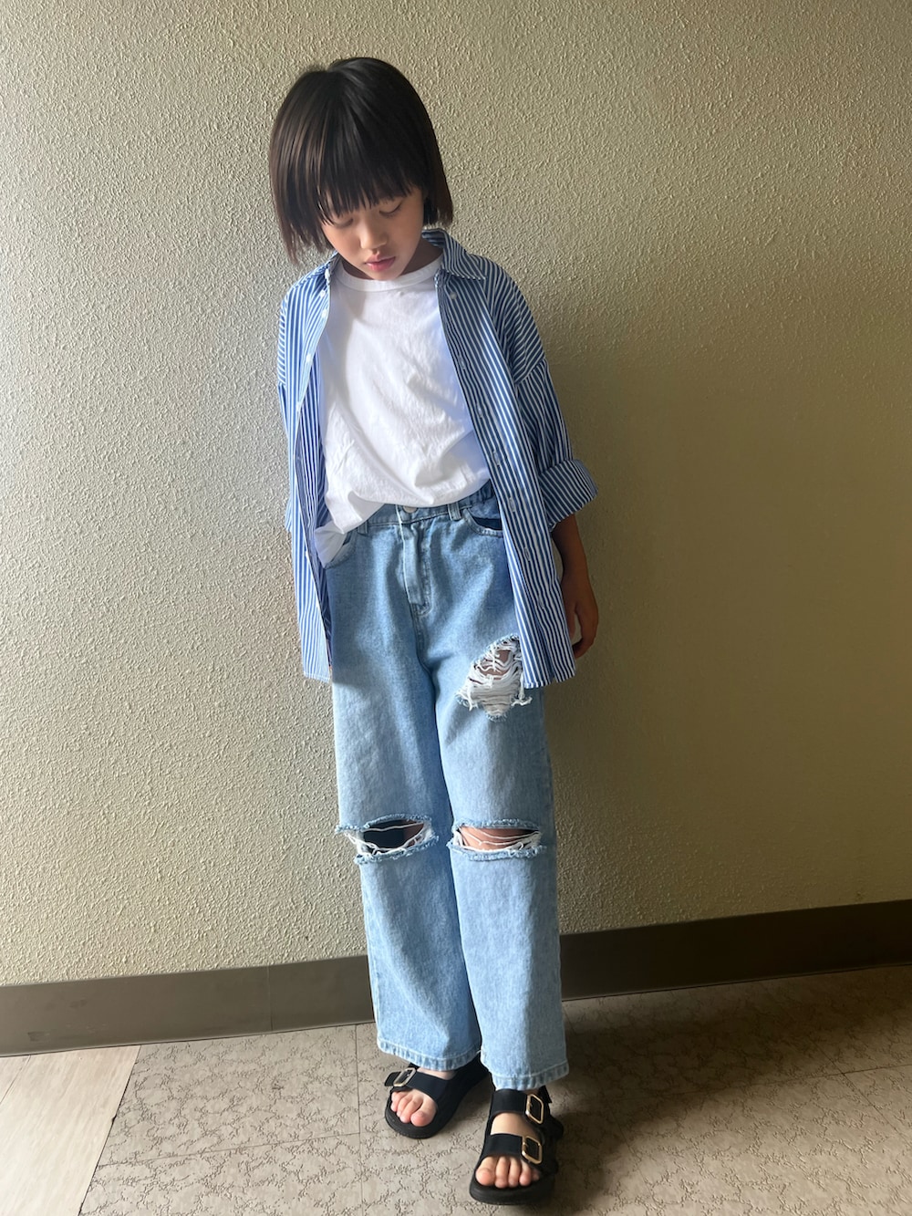 ブルー系のシャツ/ブラウス、ブルー系のデニムパンツを着用したキッズの春コーディネートの3枚目の写真
