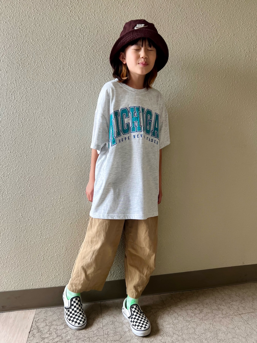 ホワイト系のカーゴパンツ、グレー系のTシャツ/カットソー、ブラック系のスニーカーを着用したキッズの春コーディネートの3枚目の写真