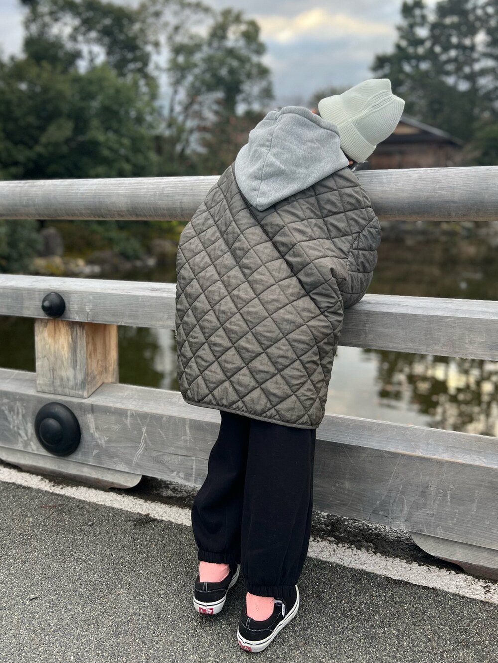 ブラック系のスウェットパンツ、ブラック系のスニーカー、グリーン系のミリタリージャケットを着用したキッズの冬コーディネートの2枚目の写真