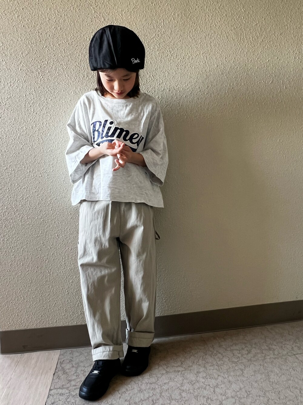 グレー系のカーゴパンツ、グレー系のTシャツ/カットソー、ブラック系のスニーカーを着用したキッズの春コーディネートの3枚目の写真