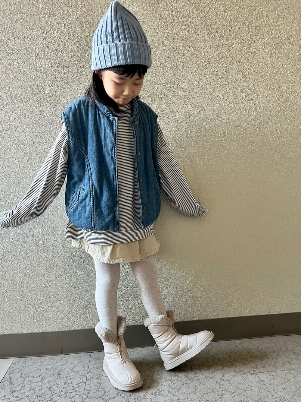「キッズファッション、カジュアルコーデ、ムートンブーツ、デニムベスト、スカート、ニット帽、女の子コーデ、おんなのこ、ほめられ本命コーデ」｜「UNIQLOのアイテム（ニットキャップ/ビーニー、ブルー系）」を使った、pecocoさん（キッズ・120cm）の冬コーディネートの3枚目の写真