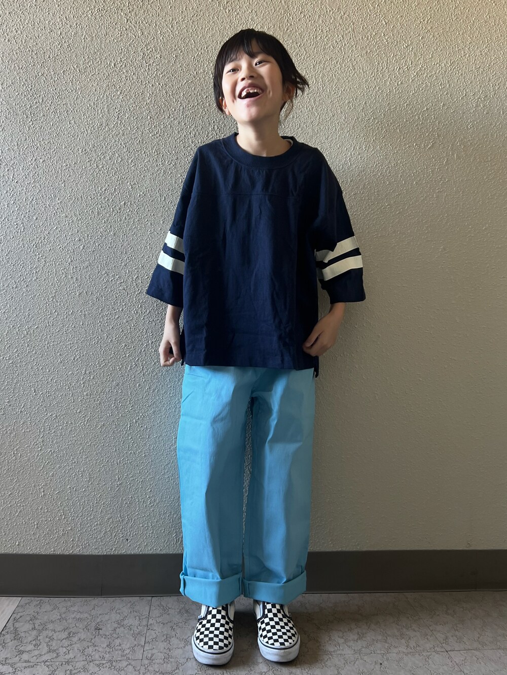 ブルー系のTシャツ/カットソー、ブルー系のカーゴパンツ、ブラック系のスニーカーを着用したキッズの冬コーディネートの4枚目の写真