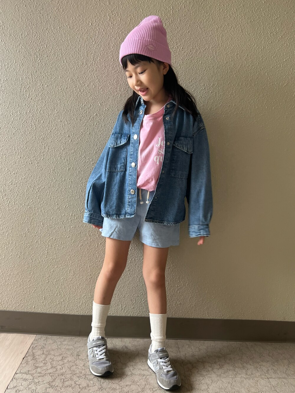 ブルー系のシャツ/ブラウス、ピンク系のTシャツ/カットソー、ブルー系のパンツを着用したキッズの春コーディネートの2枚目の写真