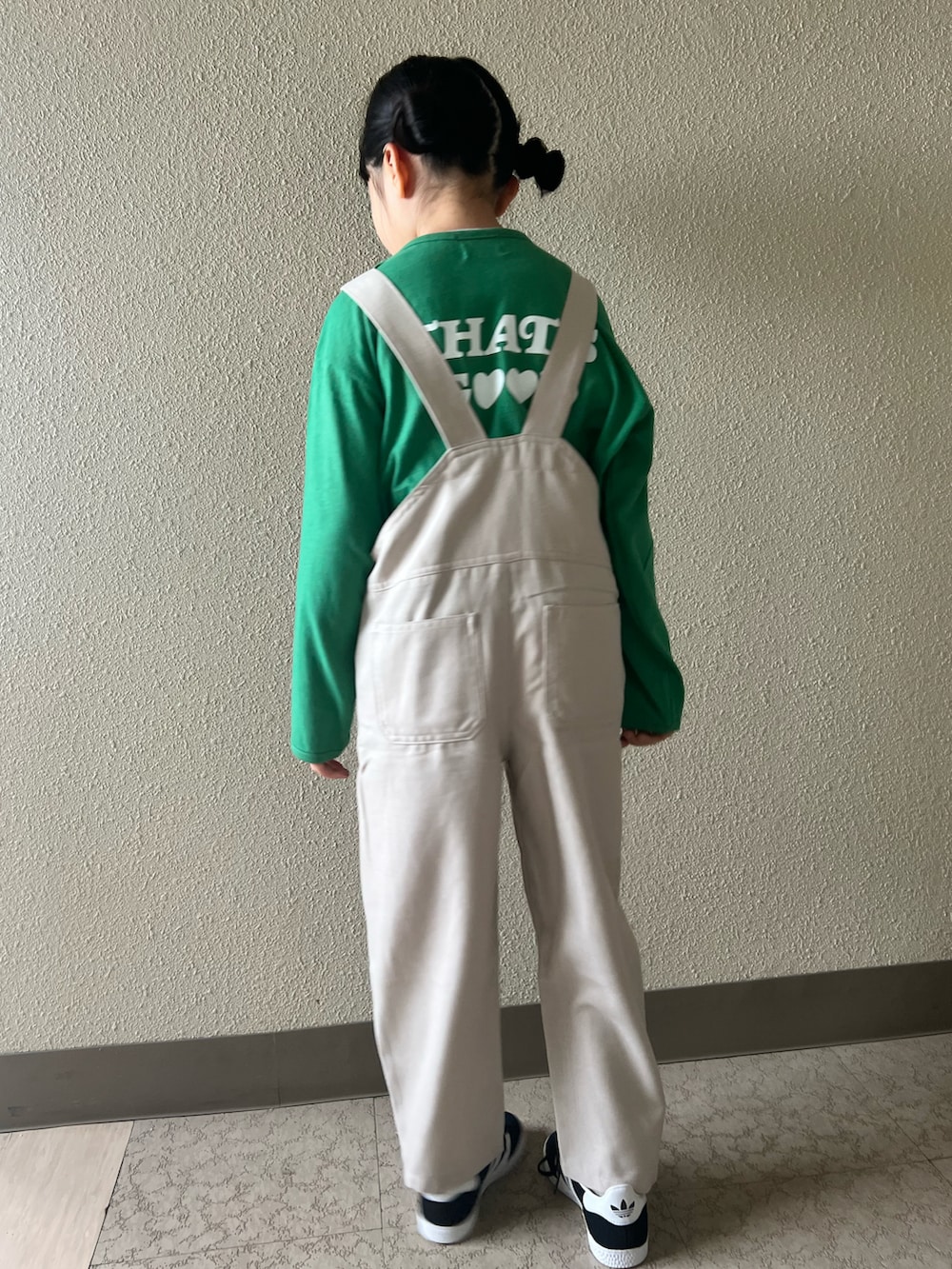 「春服デビュー宣言、シンプルコーデ、キッズファッション、春コーデ、オーバーオール、春色、スニーカー、アディダス、ガゼル、おんなのこ、女の子コーデ、韓国子供服」｜「GLOBAL WORKの【キッズ】ソフトタッチ／リラックスサロペ/959285（サロペット/オーバーオール、ホワイト系）」を使った、pecocoさん（キッズ・120cm）の春コーディネートの3枚目の写真