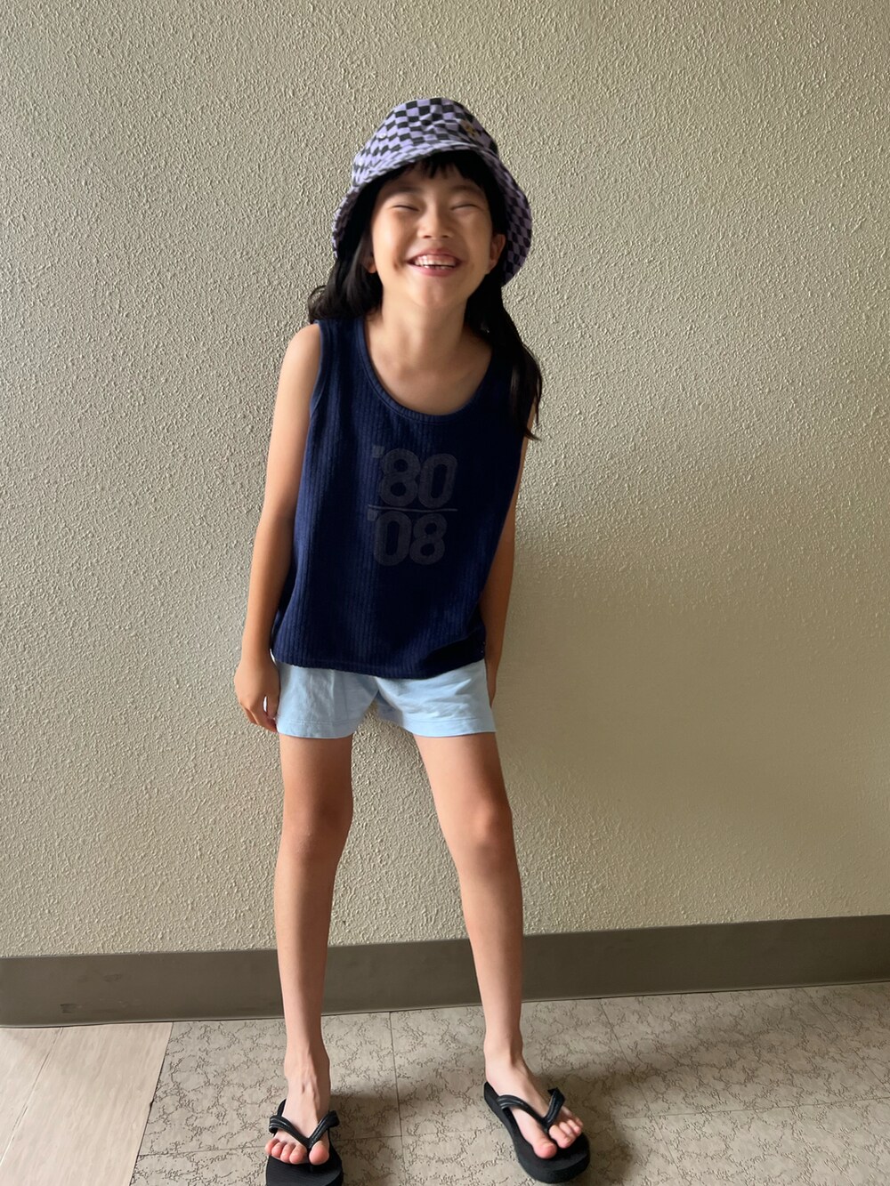 ブルー系のパンツ、ブルー系のタンクトップ、パープル系の帽子を着用したキッズの夏コーディネートの4枚目の写真