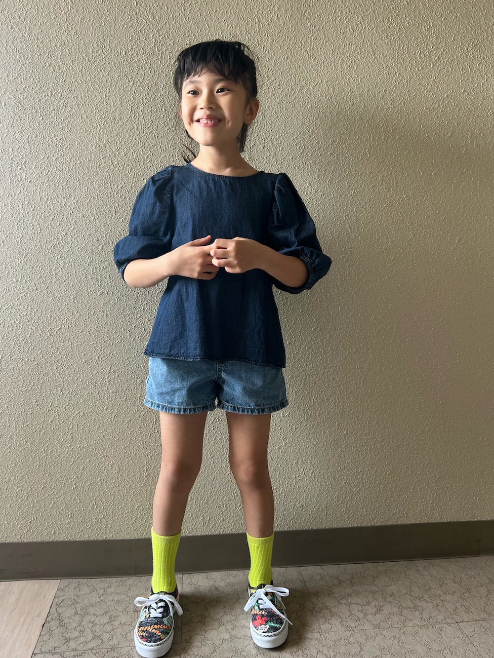 ブルー系のシャツ/ブラウス、ブルー系のデニムパンツ、その他のスニーカーを着用したキッズの春コーディネートの3枚目の写真