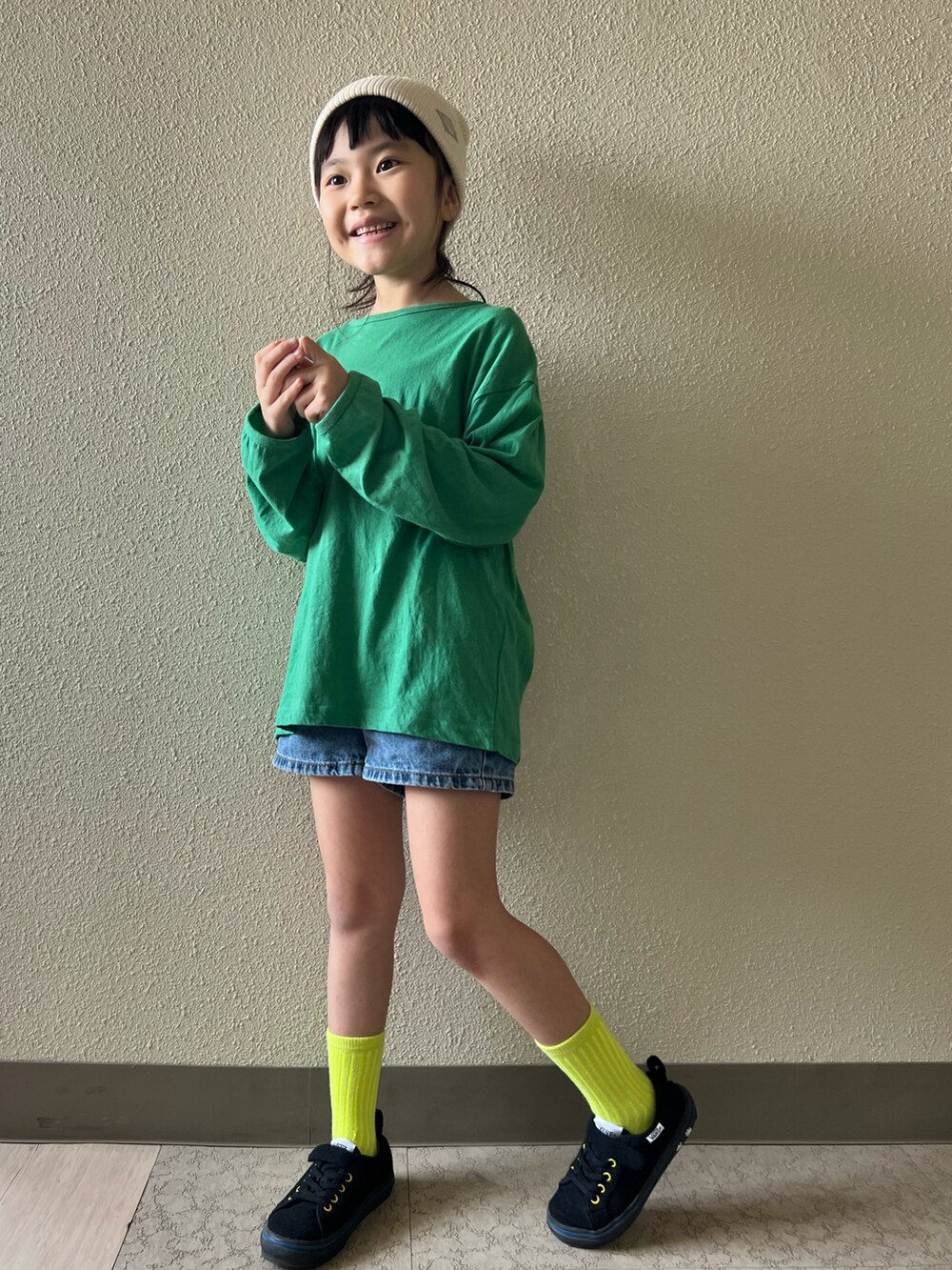 ブルー系のデニムパンツ、グリーン系のTシャツ/カットソー、ブラック系のスニーカーを着用したキッズの春コーディネートの2枚目の写真