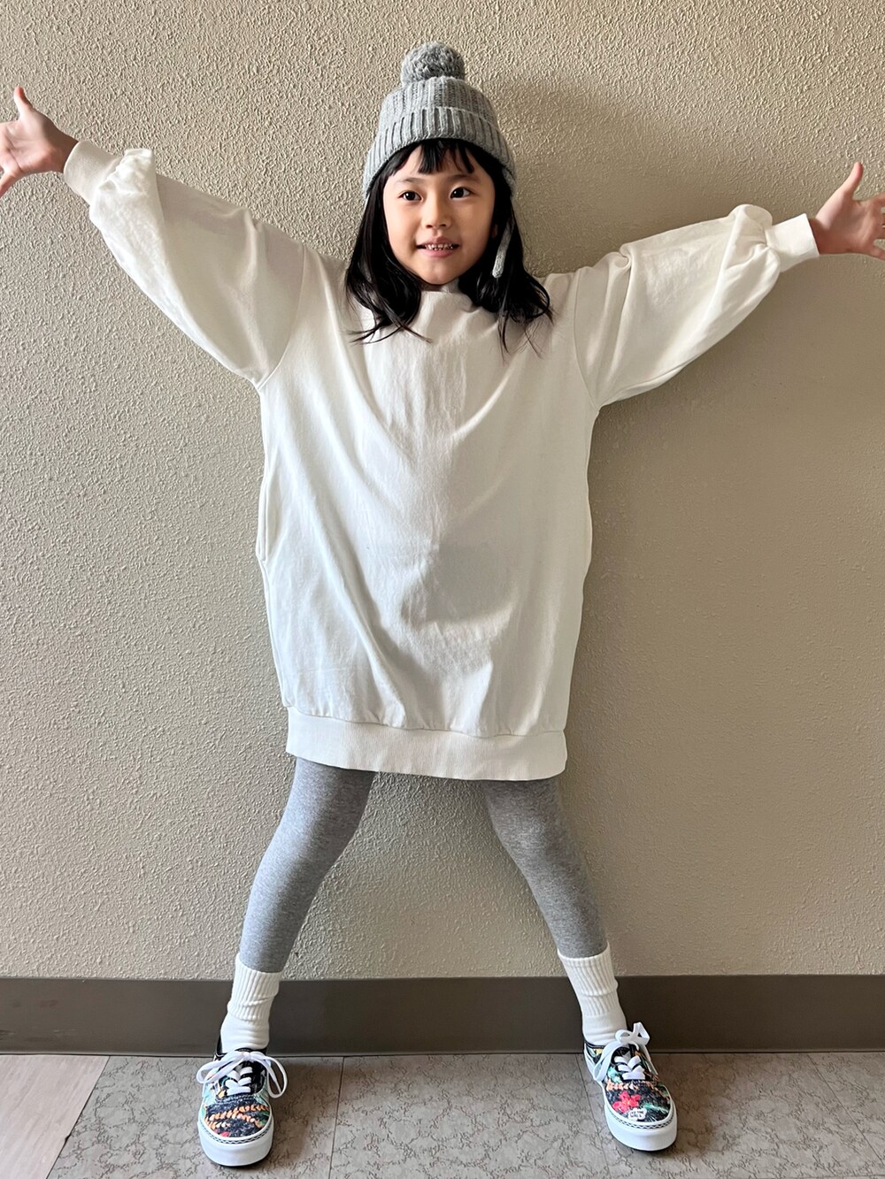 「淡色コーデ、ニット帽、カジュアルコーデ、キッズコーデ、ワンピース、VANS、スニーカー、おんなのこ、女の子コーデ、オーセンティック、ローリーズファーム(LOWRYS FARM)、春コーデ、ほめられ本命コーデ、シンプルコーデ」｜「ZARA KIDSのアイテム（ニットキャップ/ビーニー、グレー系）」を使った、pecocoさん（キッズ・120cm）の冬コーディネートの2枚目の写真