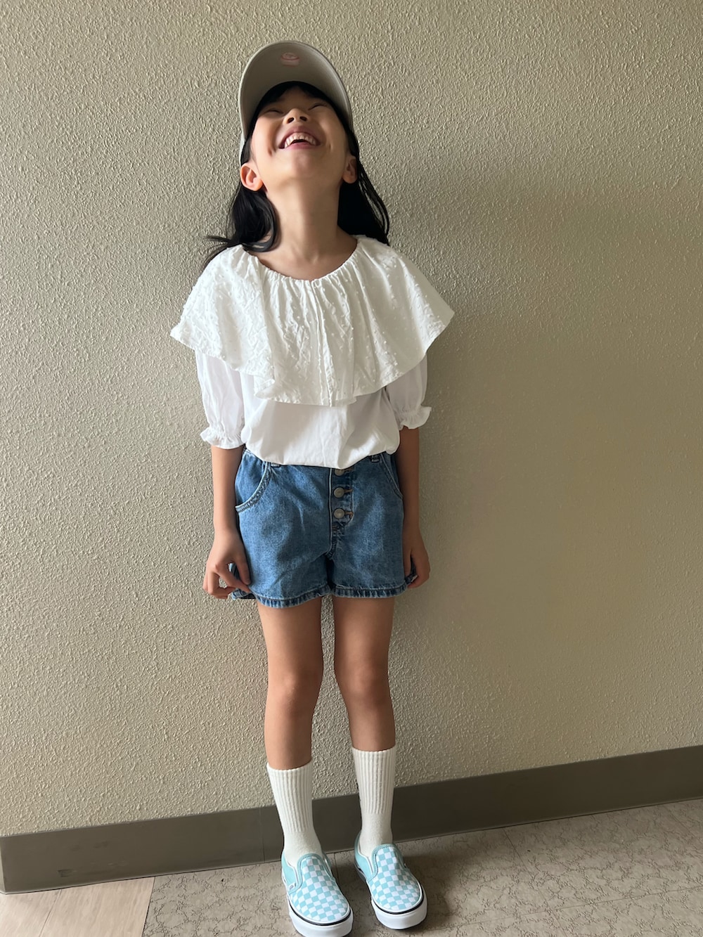 「カジュアルコーデ、ストリート、ストリートコーデ、デニム、デニムショートパンツ、ビッグカラー、スニーカー、VANS、二年生コーデ♡、キャップ、ニューエラ、おんなのこ、GU、スリッポン」｜「NEW ERAのニューエラキッズ キャップ Youth9TWENTY MLB（キャップ、ベージュ系）」を使った、pecocoさん（キッズ・120cm）の春コーディネートの2枚目の写真