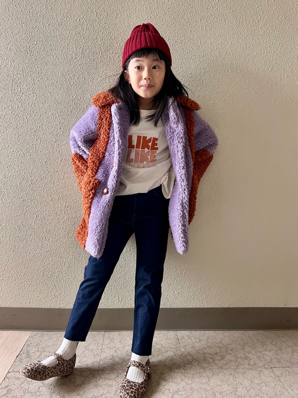 ホワイト系のTシャツ/カットソー、パープル系のジャケット/アウター、ブルー系のデニムパンツを着用したキッズの冬コーディネートの2枚目の写真