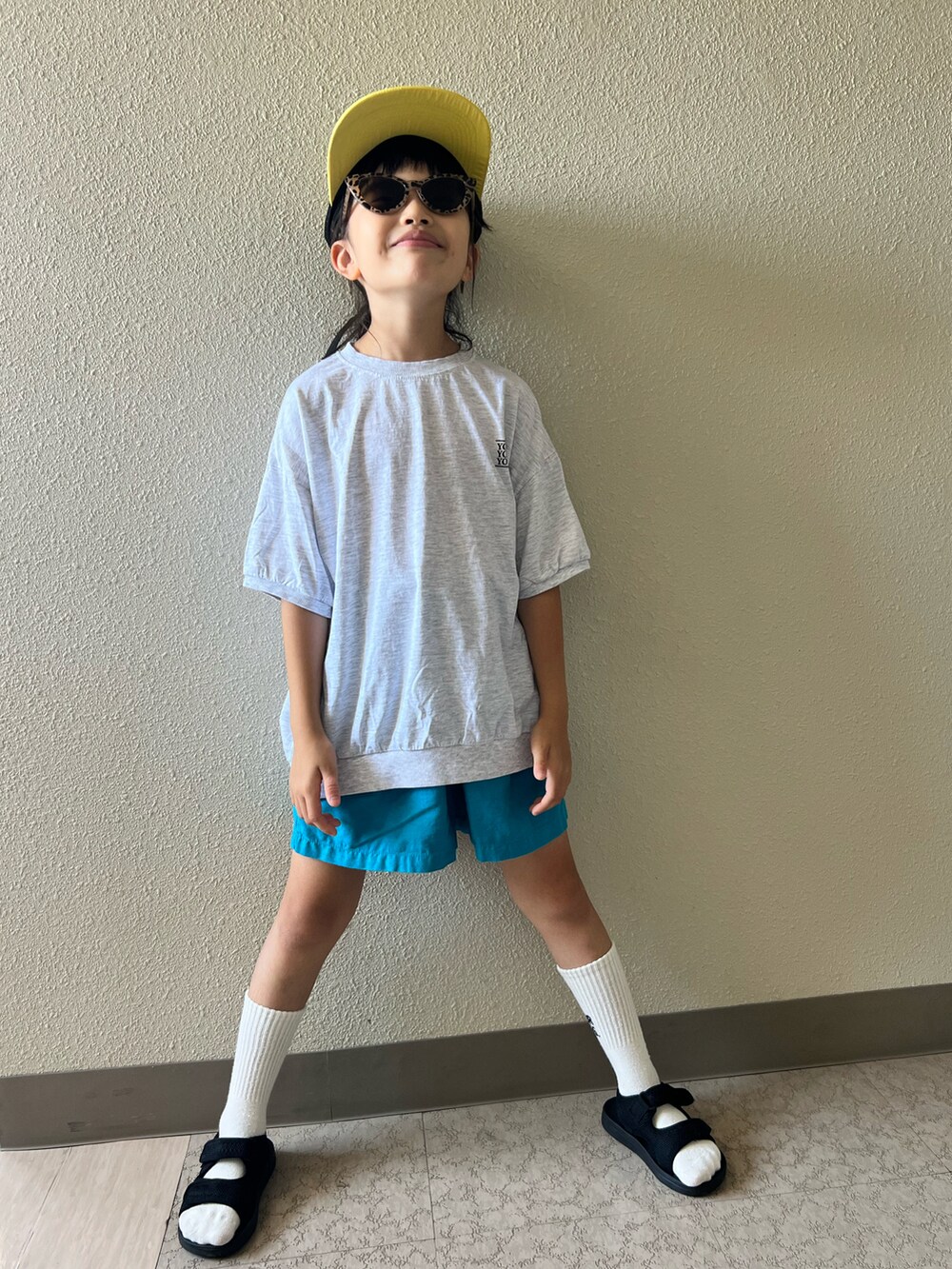 グレー系のTシャツ/カットソー、ブラック系のサンダル、ブルー系のパンツを着用したキッズの夏コーディネートの2枚目の写真