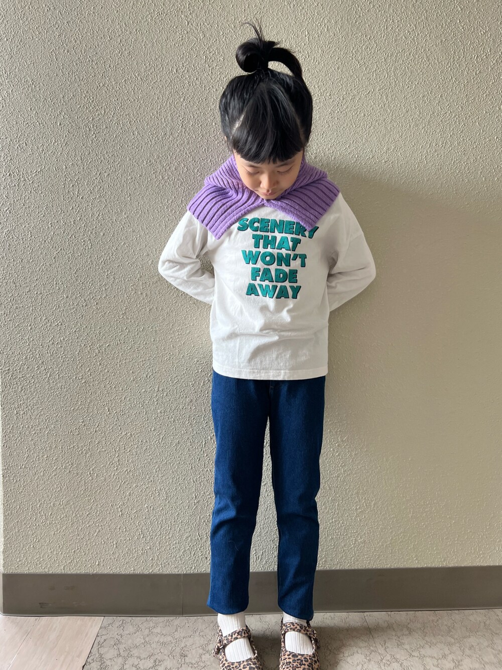 「キッズファッション、デニム、ファージャケット、ファーコート、バラクラバ、ロゴロンT、バレエシューズ、おんなのこ、女の子コーデ、冬コーデ」｜「無印良品のアイテム（デニムパンツ、ブルー系）」を使った、pecocoさん（キッズ・120cm）の冬コーディネートの4枚目の写真