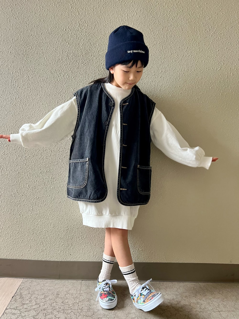 「シンプルコーデ、キッズコーデ、春コーデ、ワンピース、デニムベスト、VANS、スニーカー、ニット帽、ストリート、スウェットワンピース、おんなのこ、女の子コーデ、ベスト、韓国子供服」｜「LOWRYS FARMのバックプリントミニワンピース　175482（ワンピース、ホワイト系）」を使った、pecocoさん（キッズ・120cm）の冬コーディネートの2枚目の写真