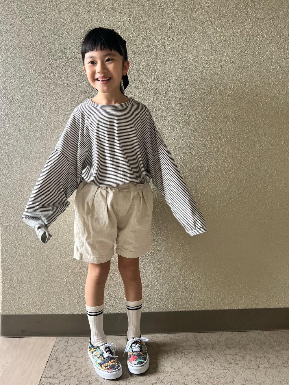 ホワイト系のその他パンツ、ホワイト系のTシャツ/カットソー、その他のスニーカーを着用したキッズの春コーディネートの2枚目の写真