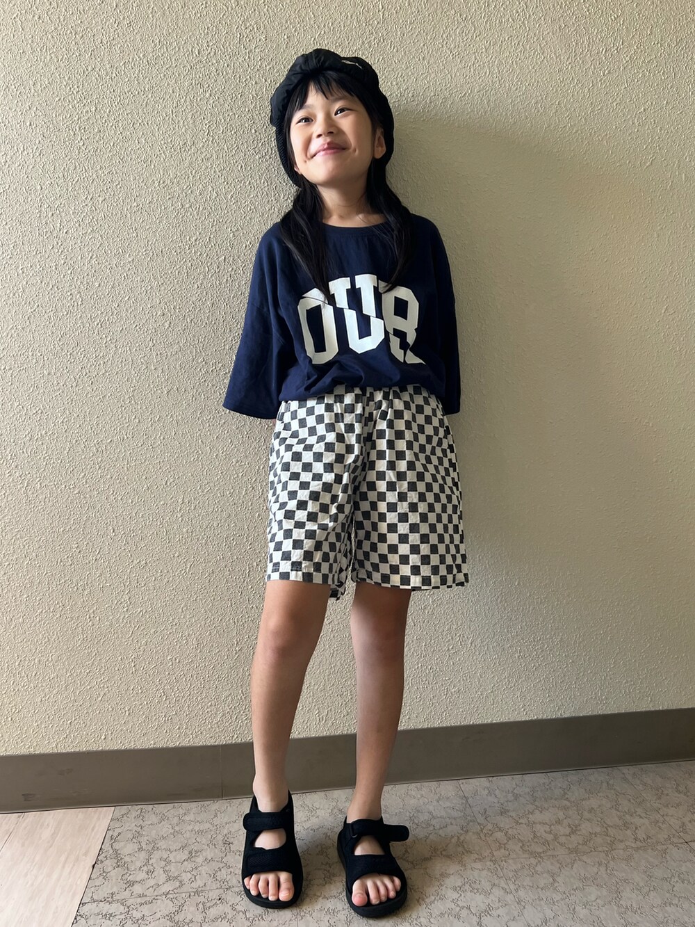 ブラック系のサンダル、ブルー系のTシャツ/カットソー、ブラック系のパンツを着用したキッズの夏コーディネートの2枚目の写真